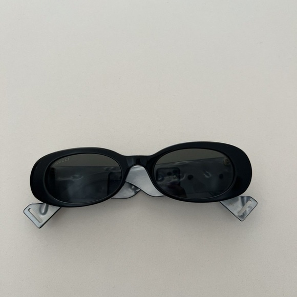 Gucci Oval Sunglassea - Picture 3 of 5